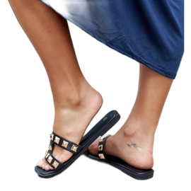 Czarne klapki zdobione ćwiekami Agnano