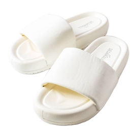 Białe klapki na platformie Franco