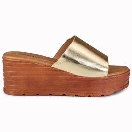 Złote klapki na koturnie Versis złoty