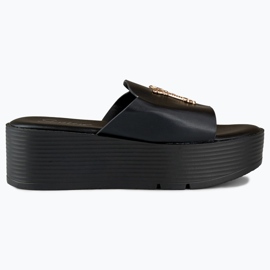 Czarne klapki damskie na koturnie ze złotą ozdobą