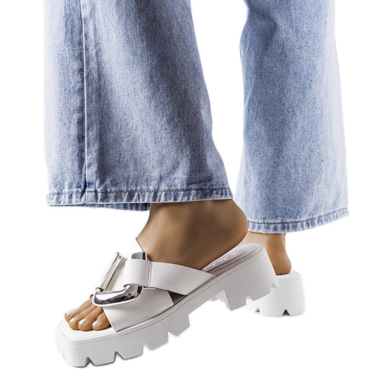 Białe klapki na traktorowej podeszwie Carceri