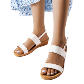 Białe sandały na koturnie Grottazzolina