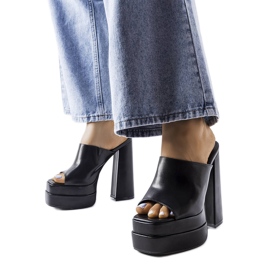 Czarne klapki na wysokim słupku Mertzon