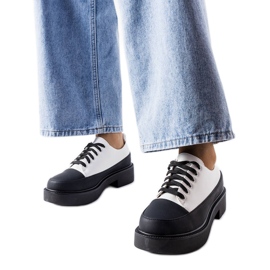 Białe półbuty na płaskim obcasie Merico