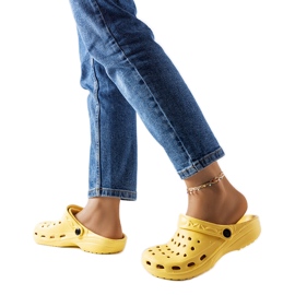 Żółte piankowe klapki z zakrytym noskiem Kleist