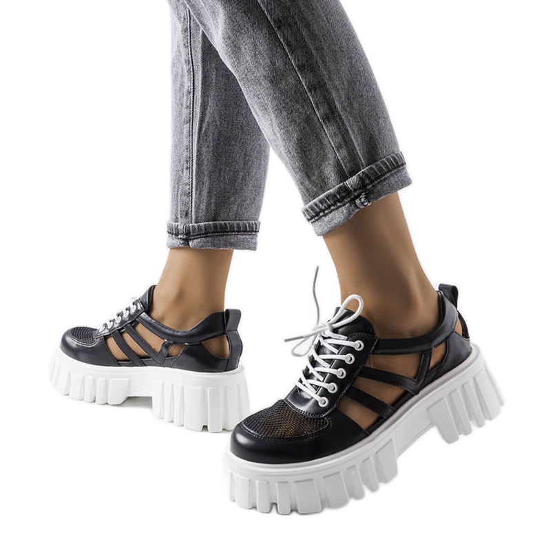 Czarne półbuty na masywnej podeszwie Emaline