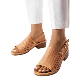 Brązowe sandały na niskim słupku Desert beżowy