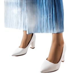 Białe czółenka na słupku Maurelle