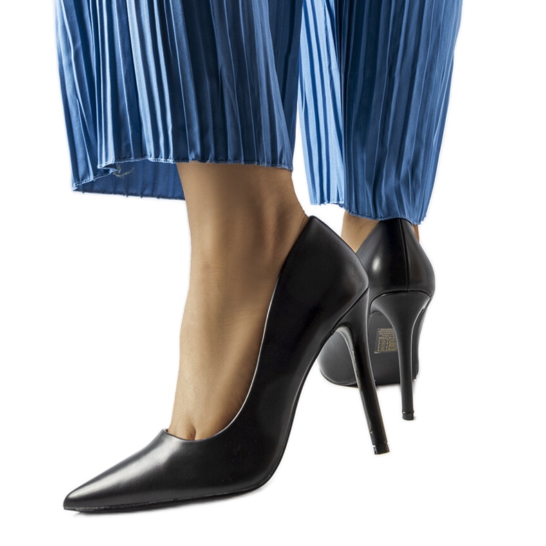 Czarne klasyczne szpilki Delis