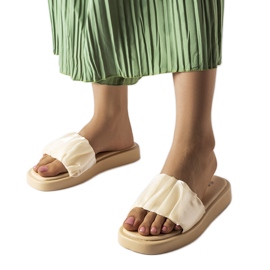 Beżowe klapki zdobione marszczeniem Boulevard białe