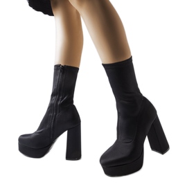 Czarne satynowe botki na masywnym słupku Glus