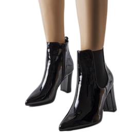 Czarne lakierowane botki na słupku Dolli