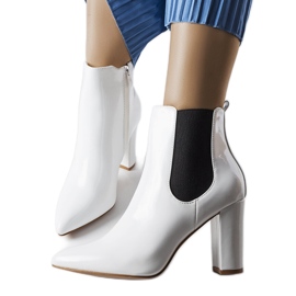 Białe lakierowane botki na słupku Dolli