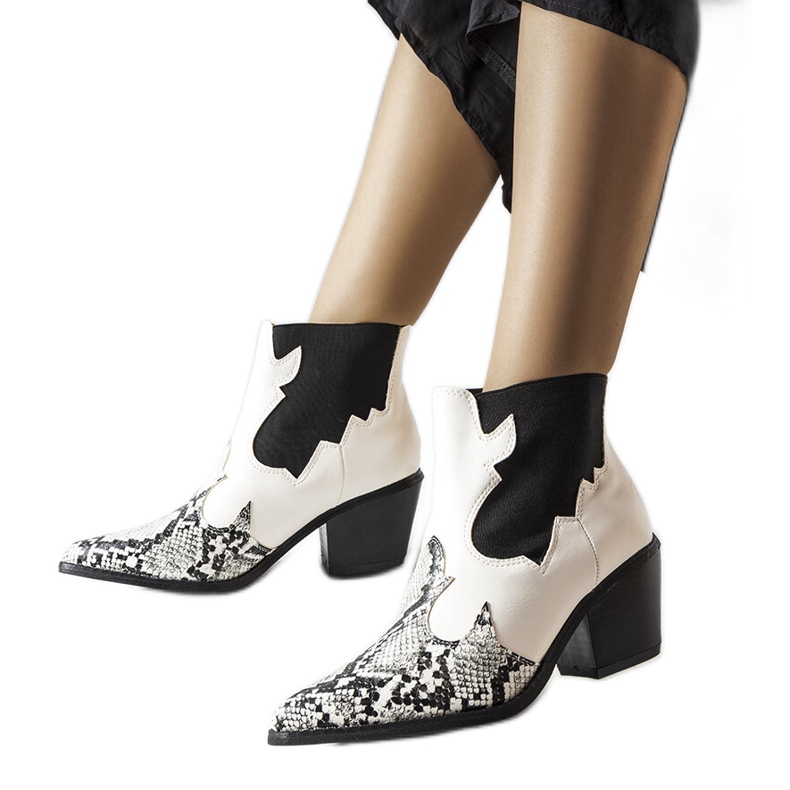 Białe kowbojki ocieplane z motywem węża Goulet