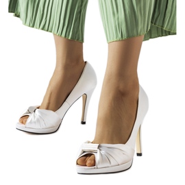 Białe szpilki z odkrytym noskiem Paré