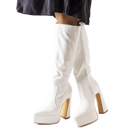 Białe kozaki na masywnym słupku Sovizzo