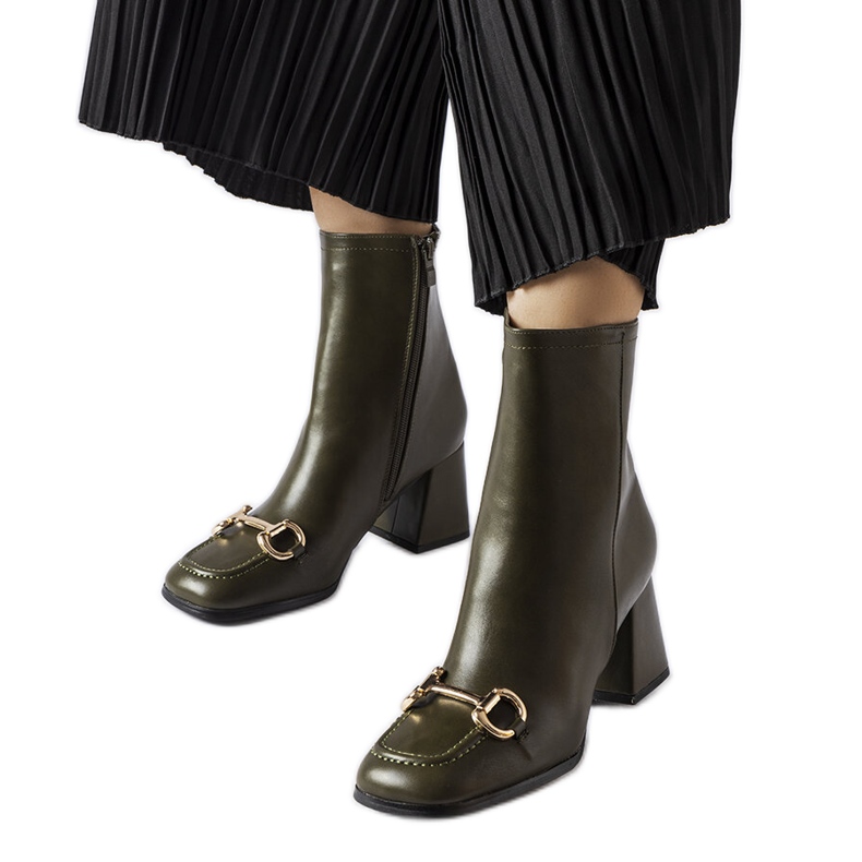 Zielone botki na słupku Castione