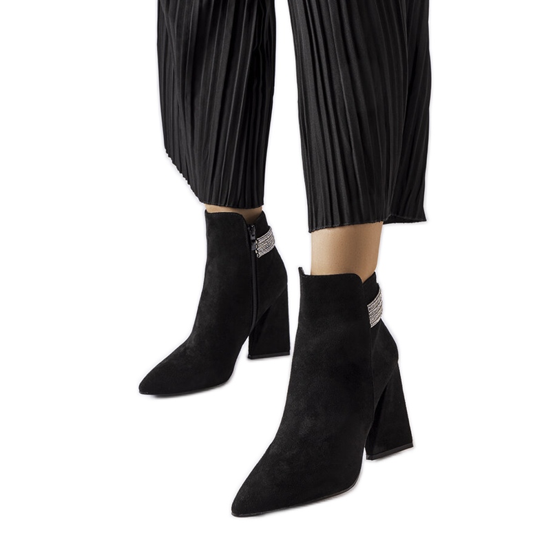 Czarne botki na słupku z cyrkoniami Liviana