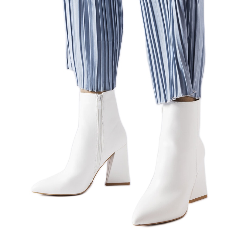 Białe botki na asymetrycznym słupku Abelina