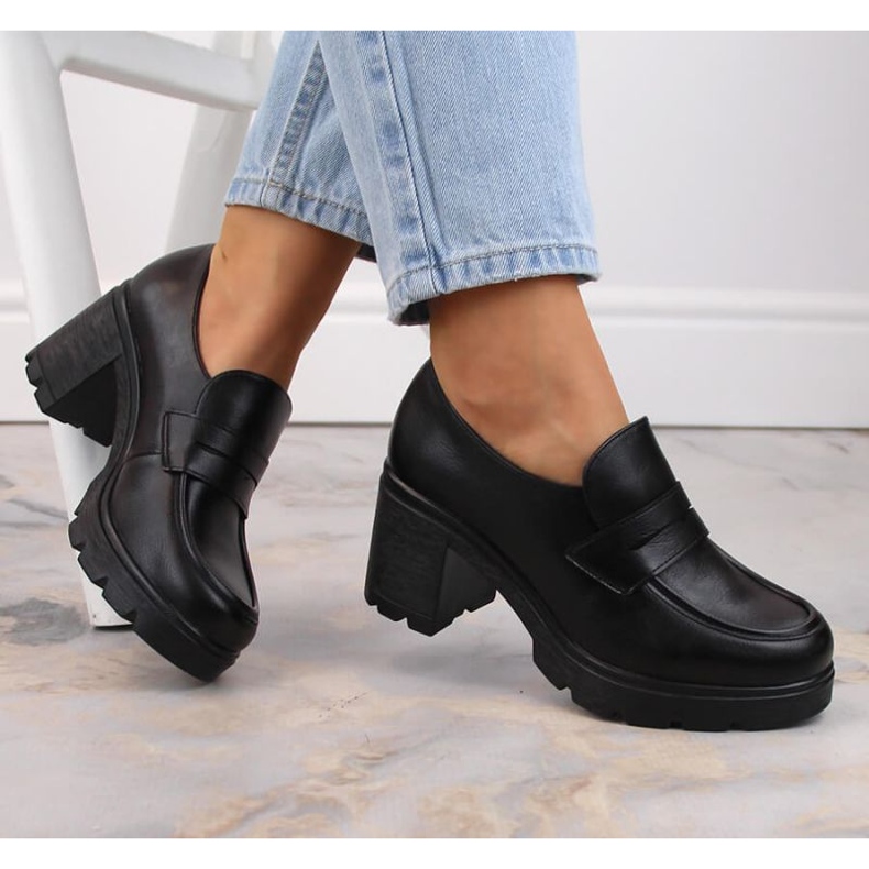 Półbuty na słupku Potocki W WOL166A czarne