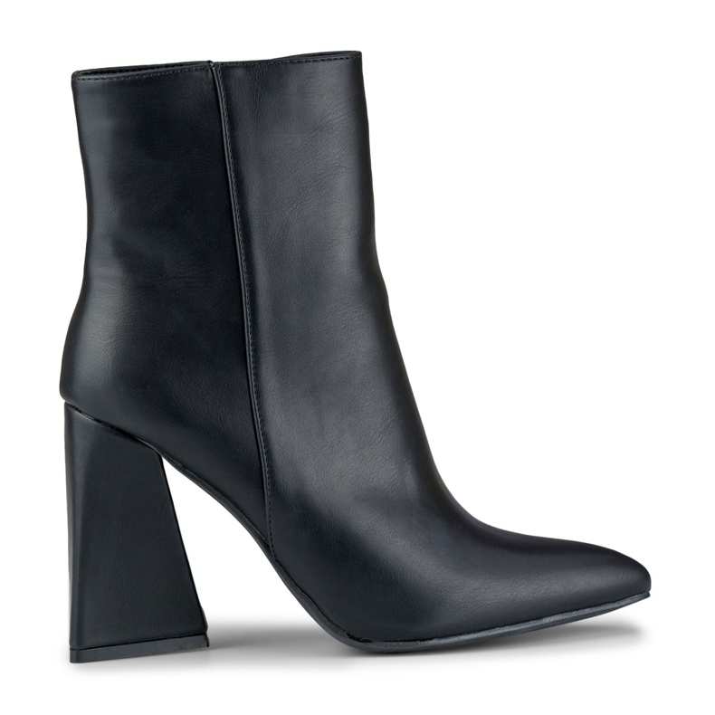 Czarne botki na słupku w kształcie trójkąta