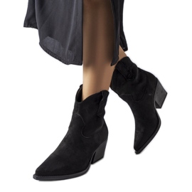 Czarne kowbojki na słupku Christi