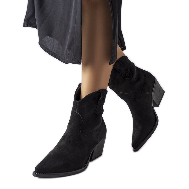 Czarne kowbojki na słupku Christi