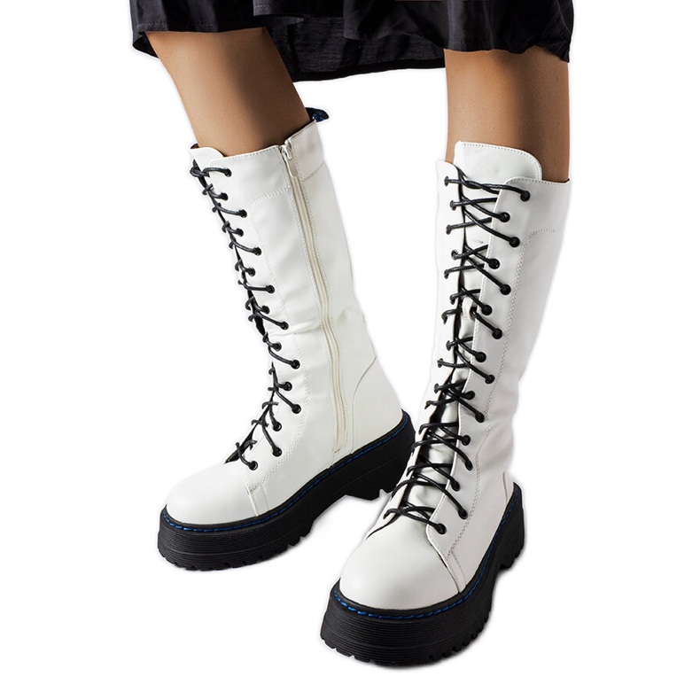 Białe ocieplane kozaki na platformie Hide