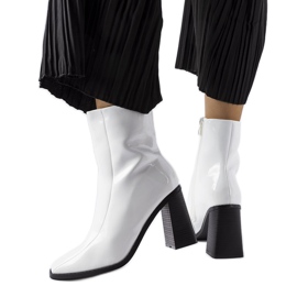 Białe lakierowane botki na słupku Jelica