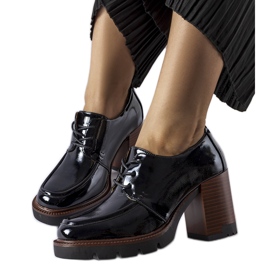 Czarne lakierowane półbuty na słupku Vinceza