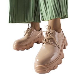 Beżowe lakierowane półbuty Kelly beżowy