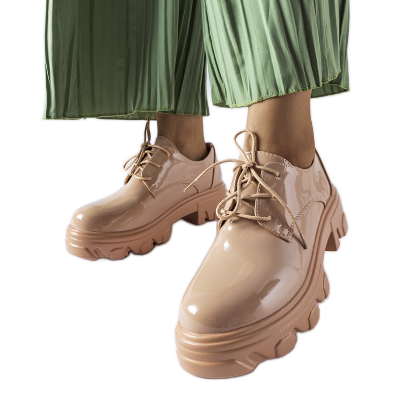 Beżowe lakierowane półbuty Kelly beżowy