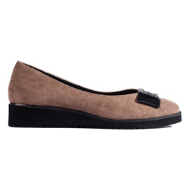 Ciemnobeżowe zamszowe czółenka na niskiej koturnie Shelovet beżowy