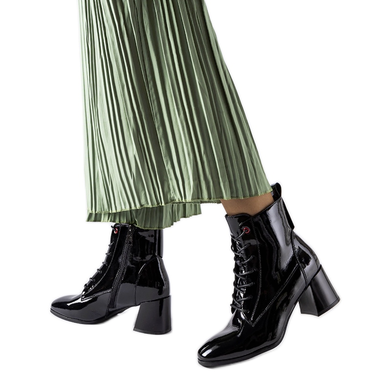 Czarne lakierowane botki na słupku Vinceza