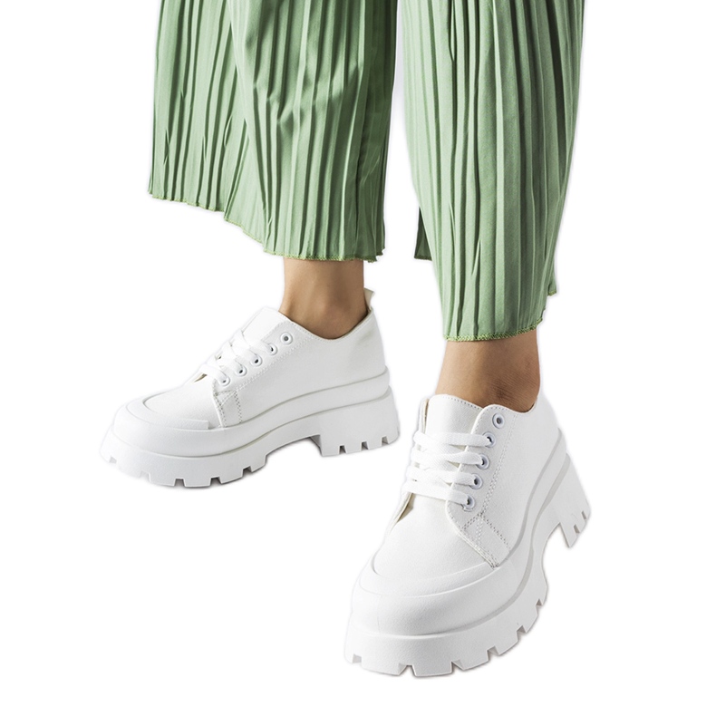 Białe półbuty na masywnej podeszwie Pointe