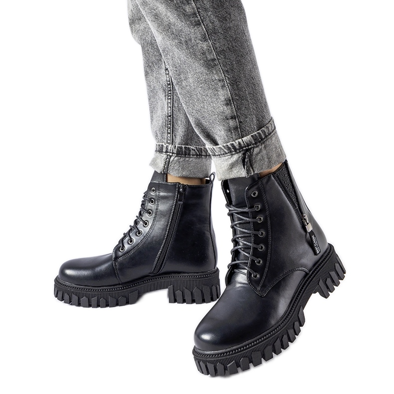 Czarne wiązane botki z cyrkoniami Latsch