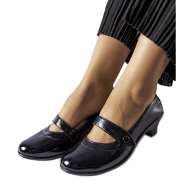 Czarne czółenka na niskim słupku Simi