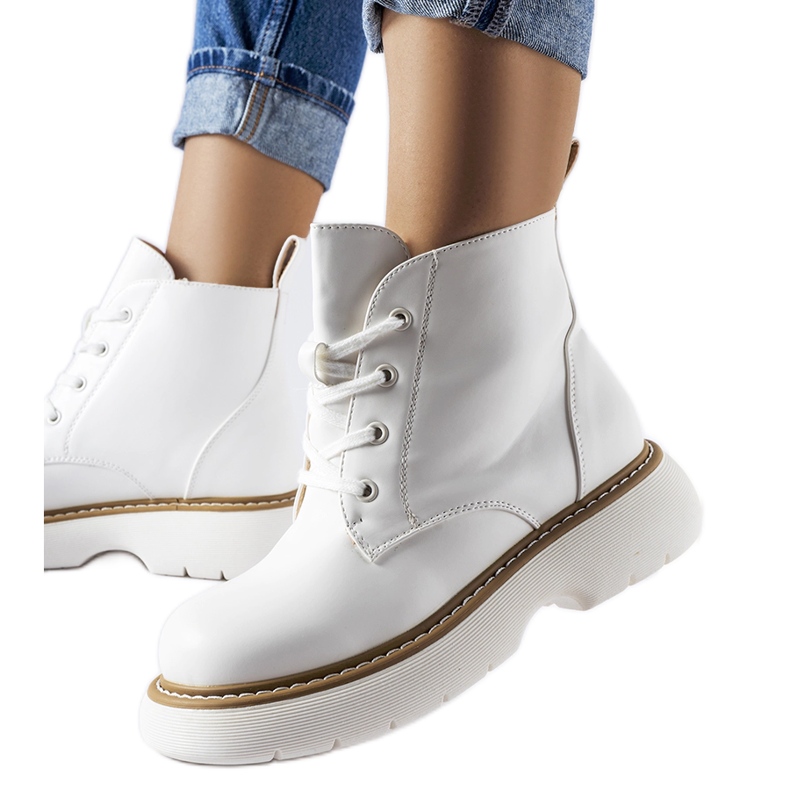 Białe workery na grubej platformie Sacco