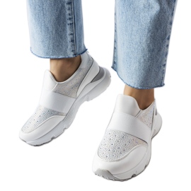 Białe sneakersy ze srebrnymi zdobieniami Milea