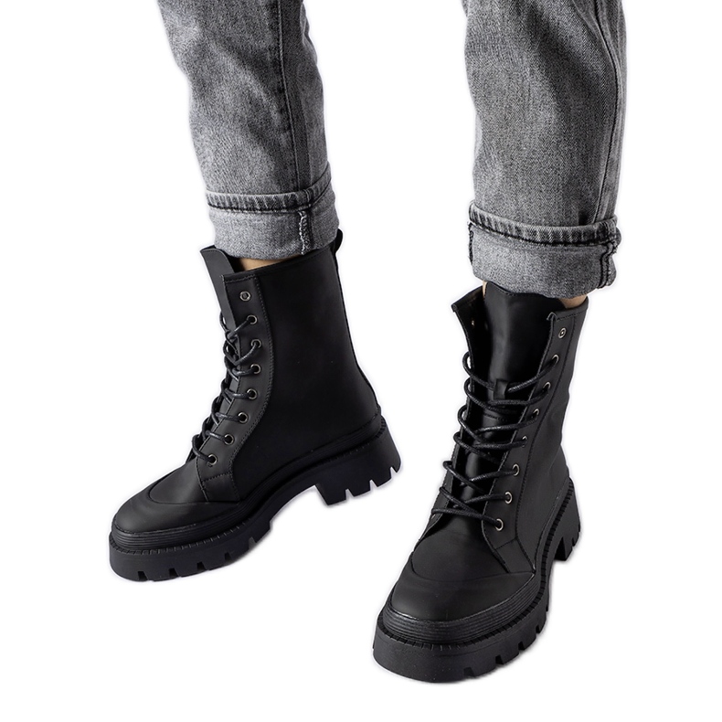 Inna Czarne trapery o matowym wykończeniu Thiery