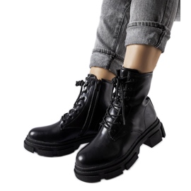 Czarne klasyczne workery Berto