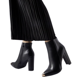 Czarne botki z metalowym czubkiem Sacra