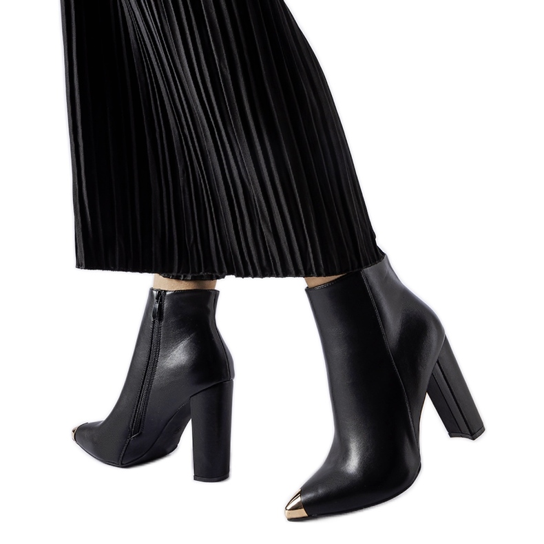 Czarne botki z metalowym czubkiem Sacra