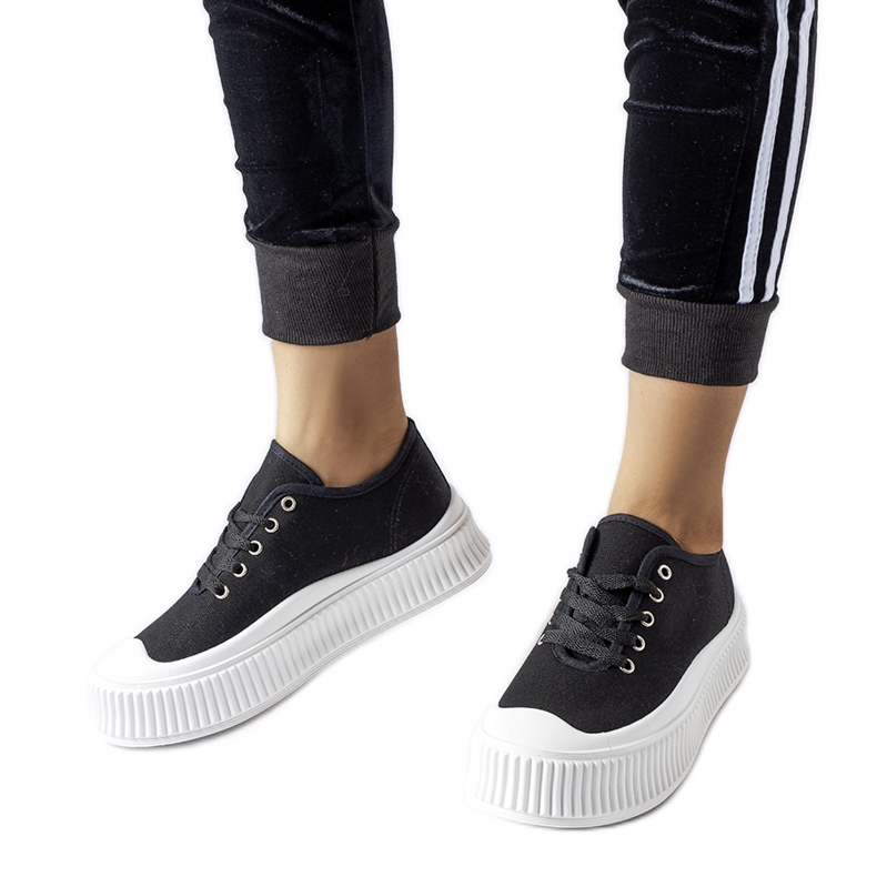 Czarne trampki na grubej białej platformie Rina