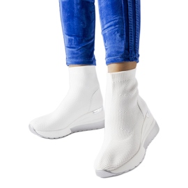 Białe materiałowe sneakersy na koturnie Casgio