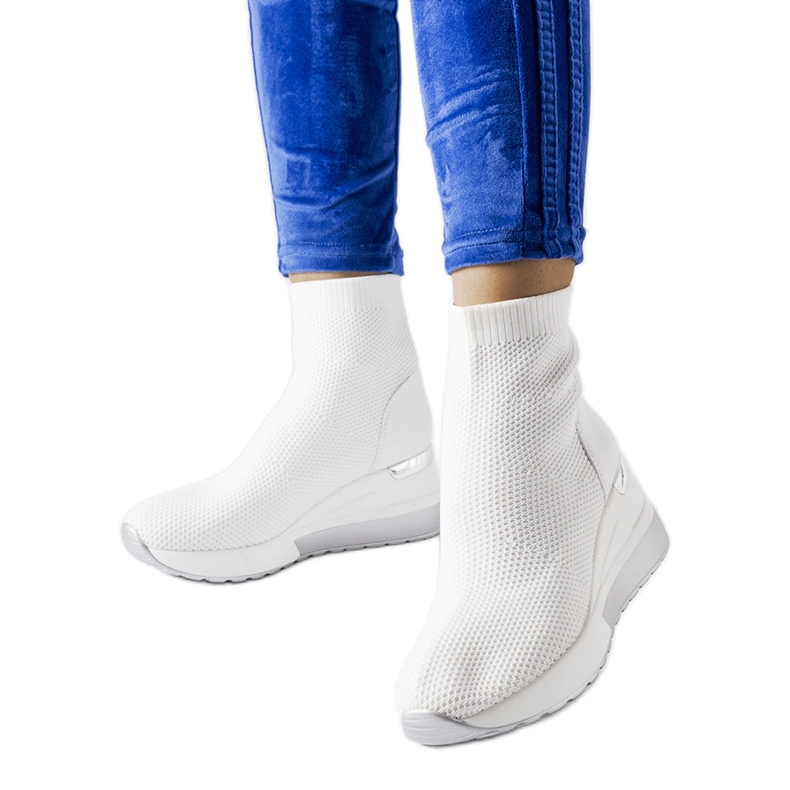 Białe materiałowe sneakersy na koturnie Casgio