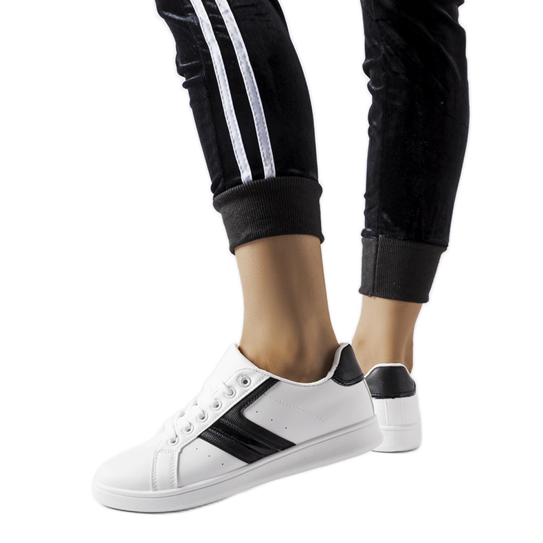 Białe sneakersy z czarnymi wstawkami Rizzo