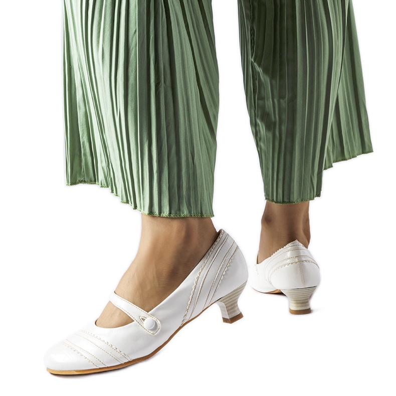 Białe czółenka na niskim słupku Sant'Antonio