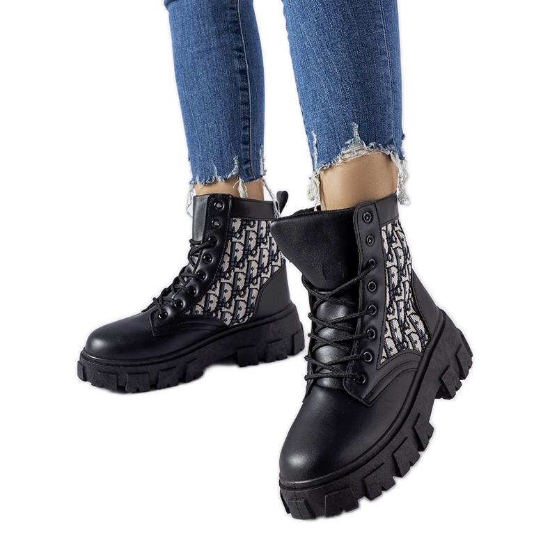 Czarne botki z ozdobnymi napisami Madelene