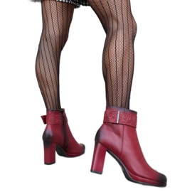 Czerwone botki z ozdobnym paskiem Creil